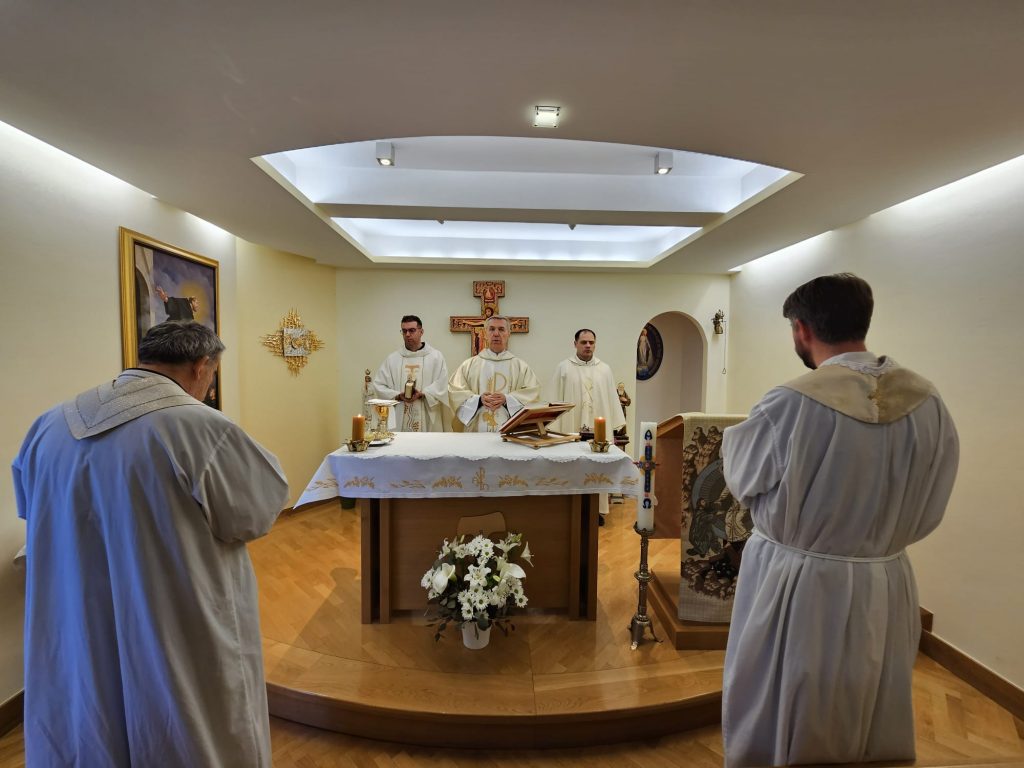 Blagoslov Slika Na Staklu U Kapeli Sv Josipa Kupertinskog Laudato