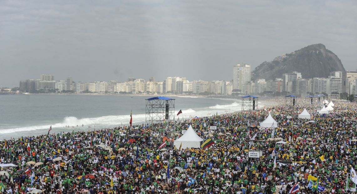 Crowds_in_Copacabana_-_Holy_Mass_for_the_WYD_2013_in_Rio_de_Janeiro.jpg