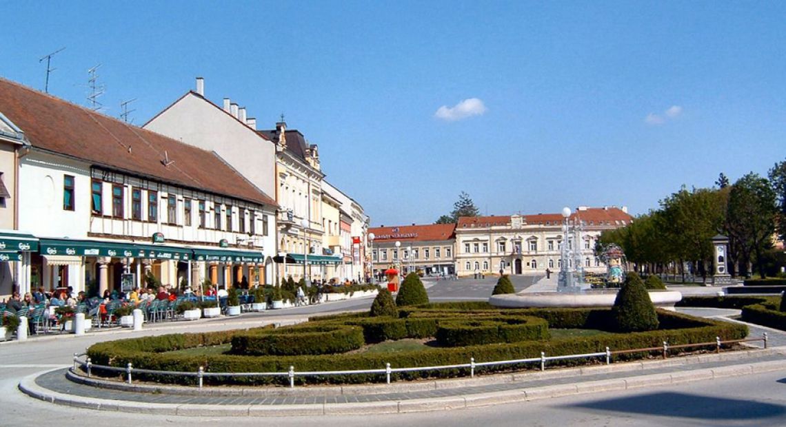 Gradska-vijecnica-i-Zrinski-trg-1-(1).jpg