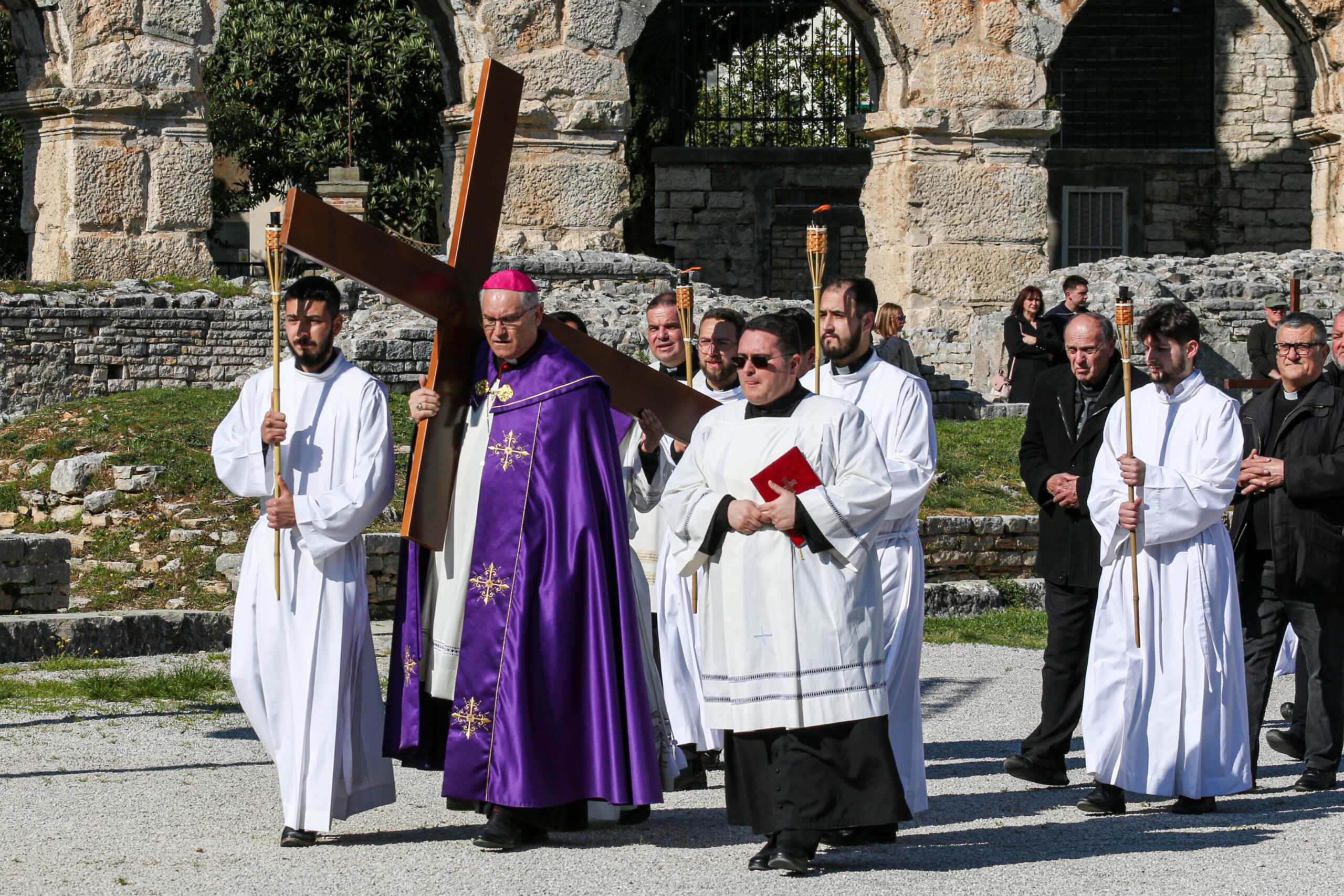 mons. Štironja, križni put