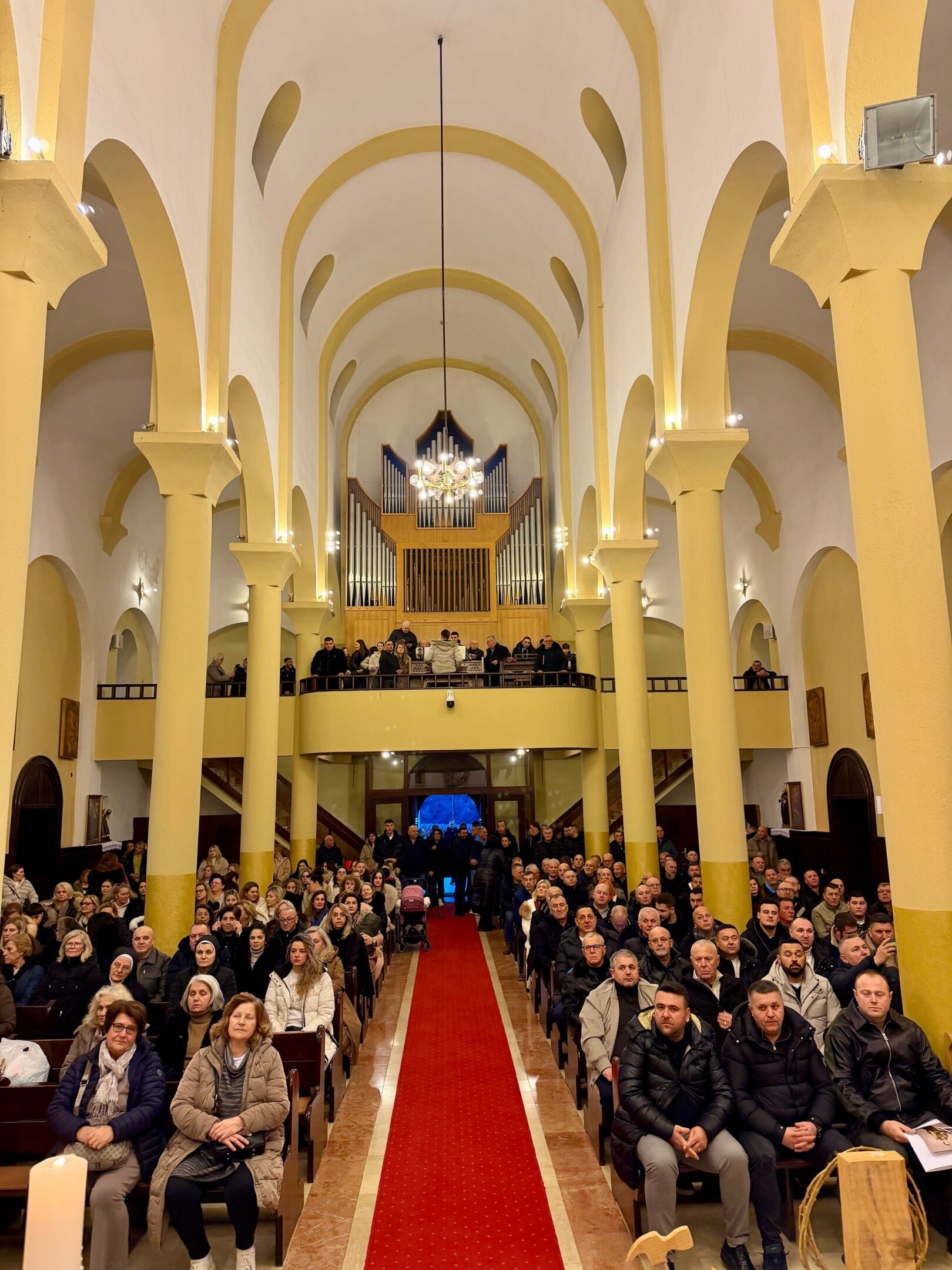 Okupljeni vjernici u Janjevu