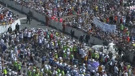 mladi-i-papa-angelus