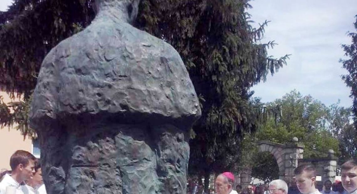 Stepinac_-_blagosloc_spomenika.JPG