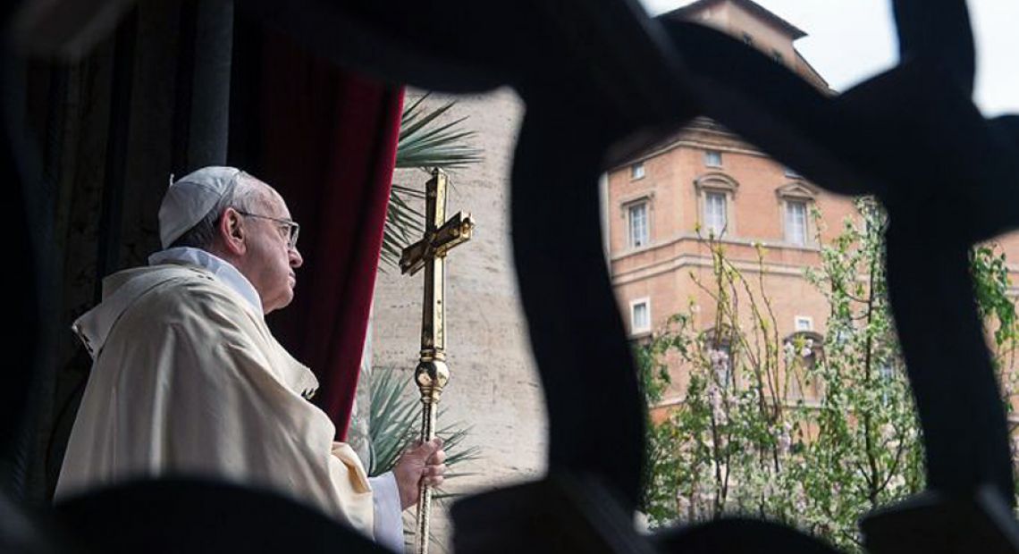 Pope_Francis_overlooking_the_crowd_in_St_Peters_Square_on_Easter_Sunday_morning_on_April_5_2015_Credit__LOsservatore_Romano_CNA_4_5_15.jpg