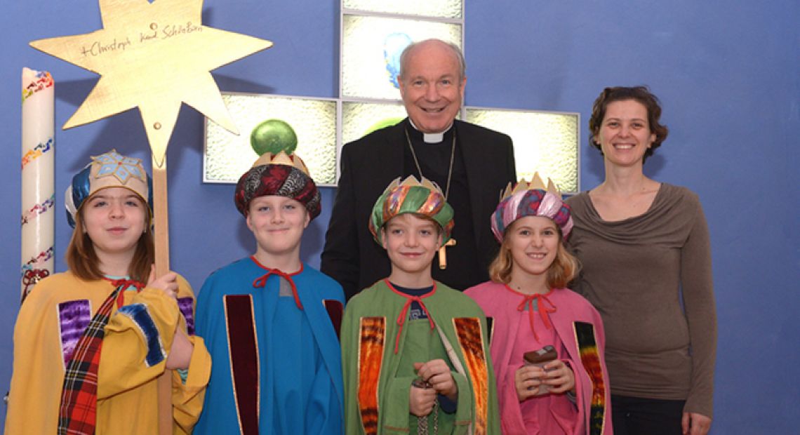 Kardinal_Schoenborn_mit_den_Sternsingern-20151229_3050.JPG