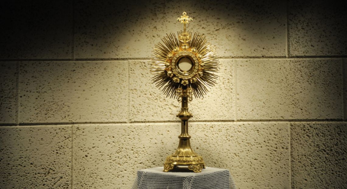 eucharistic-adoration-wallpaper-high-resolution.jpg
