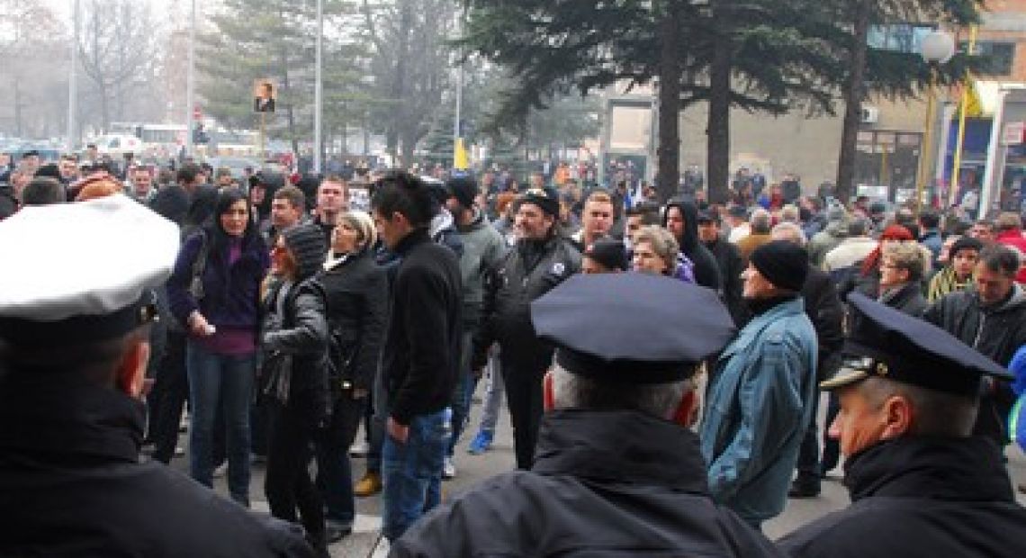 tuzla-protesti-radnici-policija.jpg
