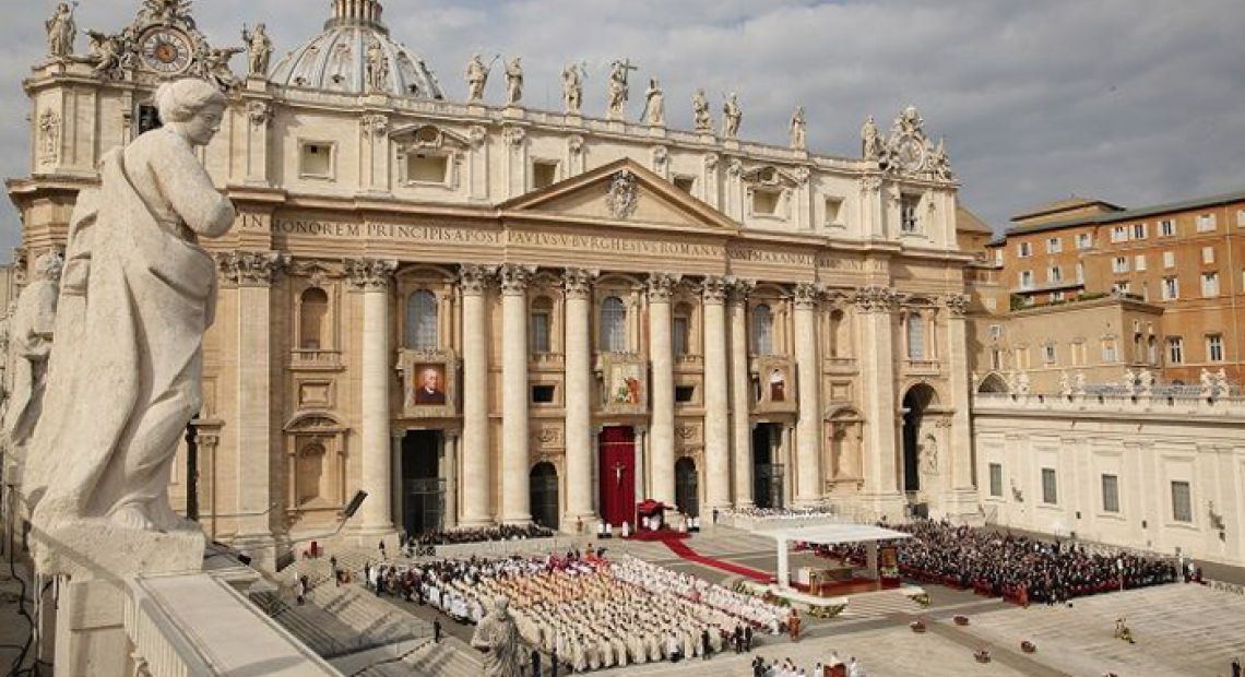 Pope_Francis_canonizes_four_new_saints_in_St_Peters.jpg