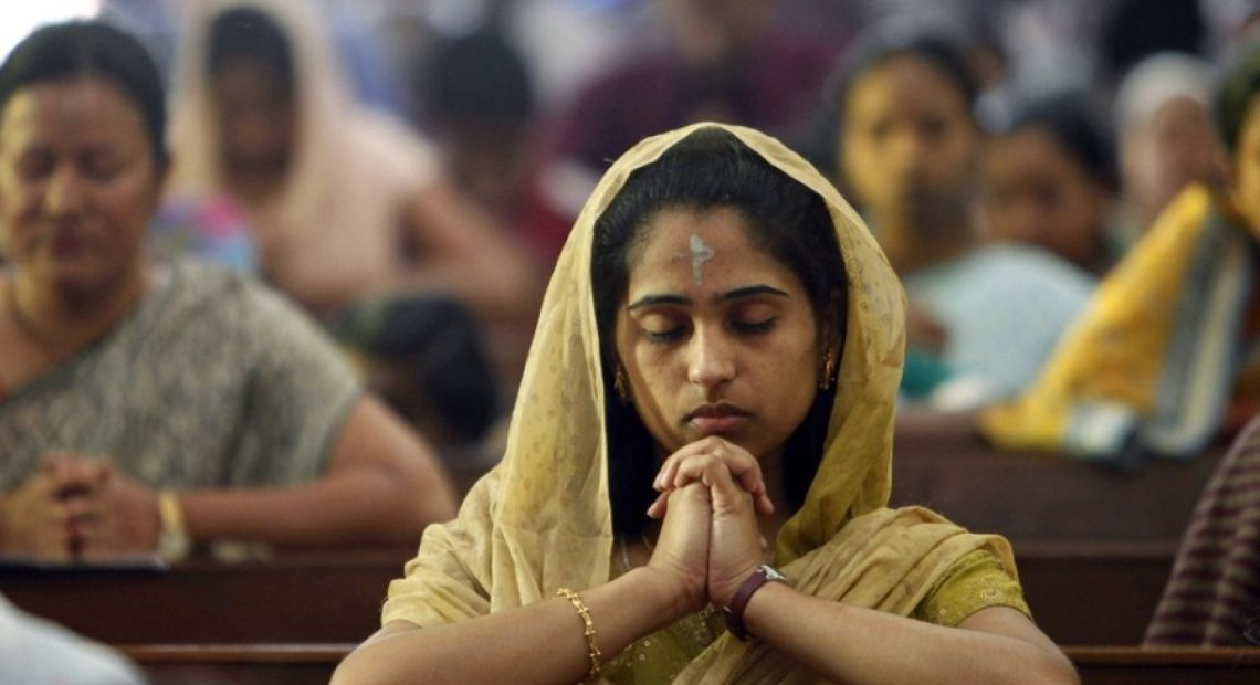 INDIA_(F)_0716_-_Cattolica_in_preghiera.jpg
