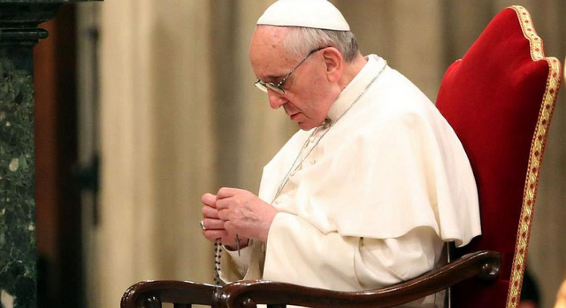 Francis-prays-rosary.jpg