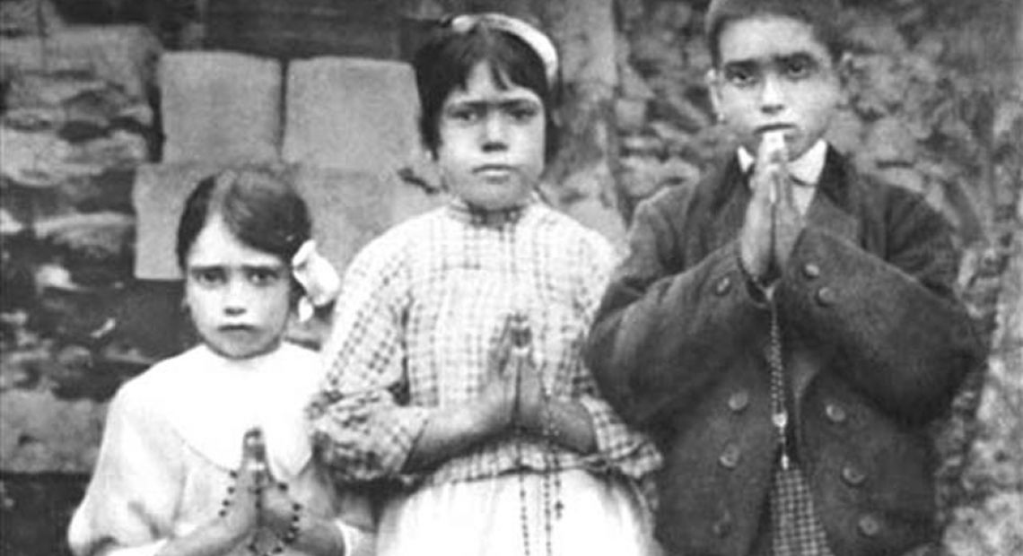 Fatima_children_with_rosaries.jpg