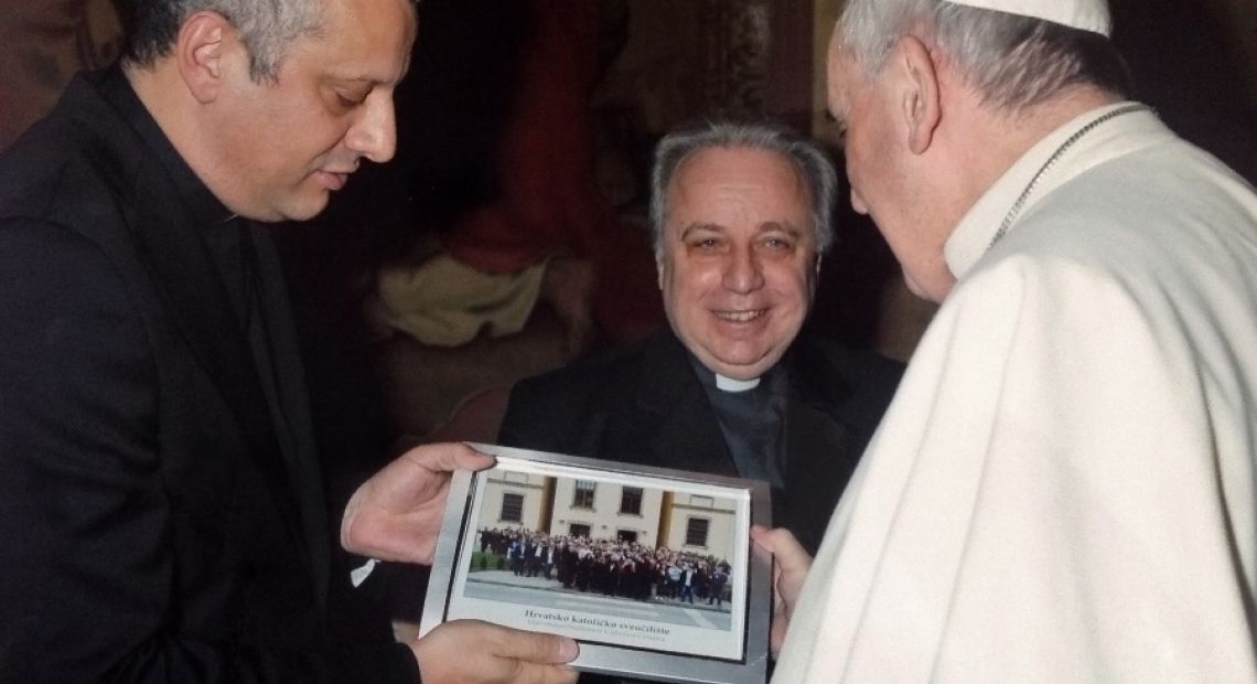 Rektor-Tanjic-predaje-papi-Franji-sliku-HKS-a.jpg
