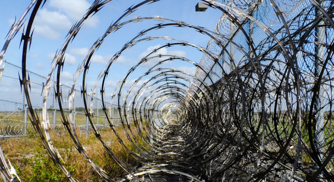 prison-fence-218456_960_720.jpg