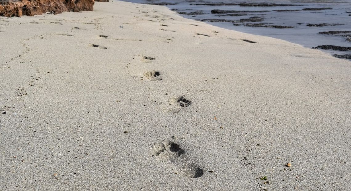 footprints-2137295_960_720.jpg