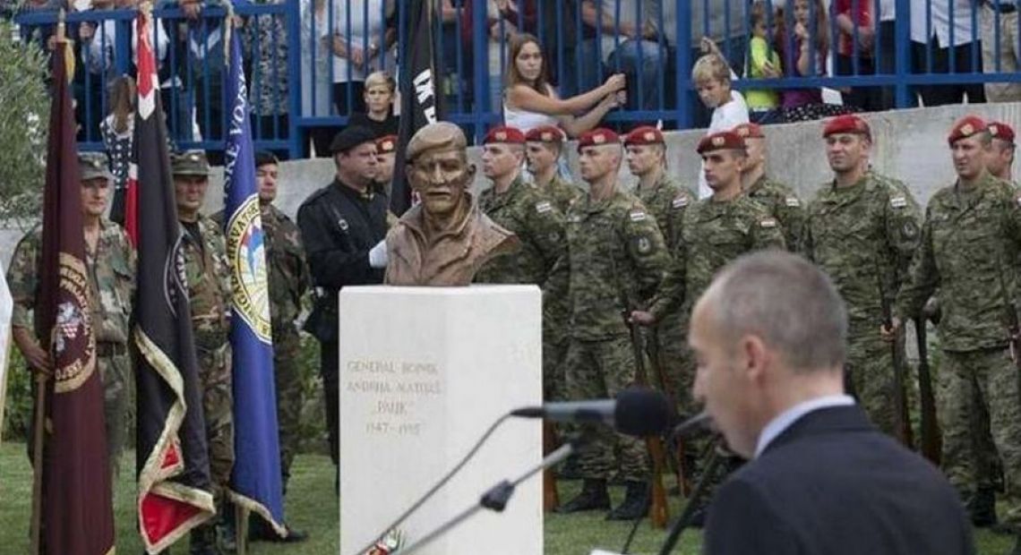 spomenik.JPG