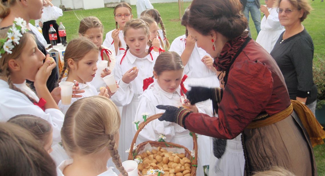 Grofica-Lujza-dijeli-kruscice.jpg