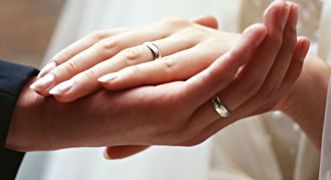 Wedding-ring-on-hand-670x350.jpeg