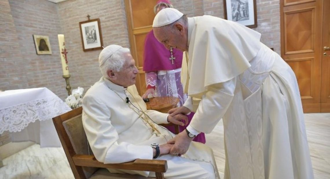 Papa-Franjo-i-Benedikt-XVI-arhivska-fotografija-od-28-lipnja-2018-Vatican-News.jpeg