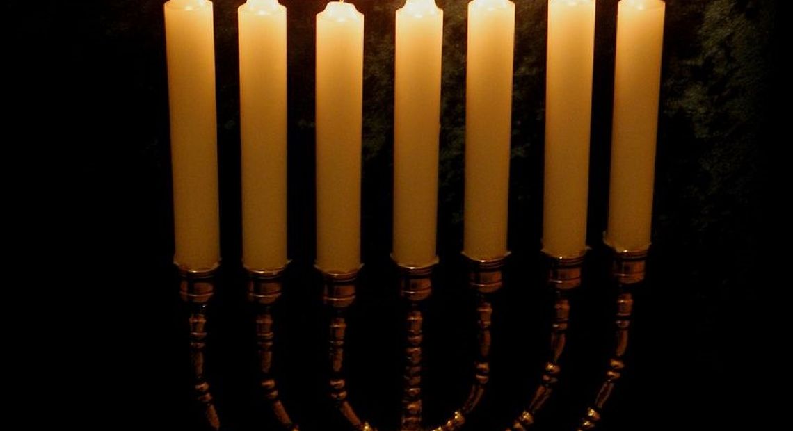 800px-RoyLindmanTempleMenorah_003.jpg
