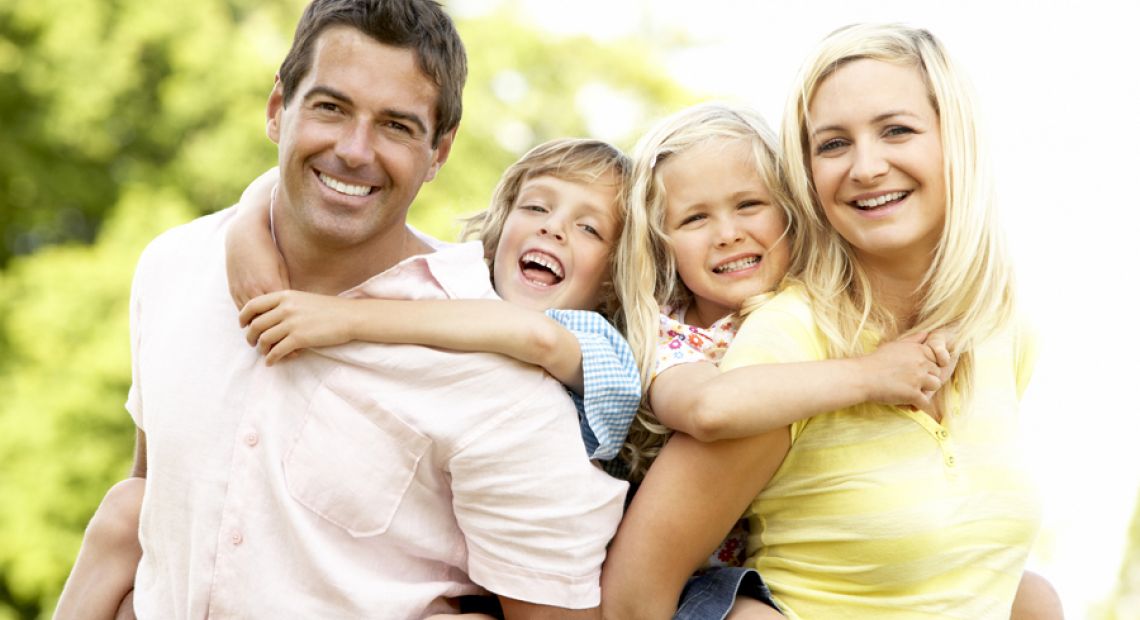 photodune-317366-family-having-fun-in-countryside-l.jpg