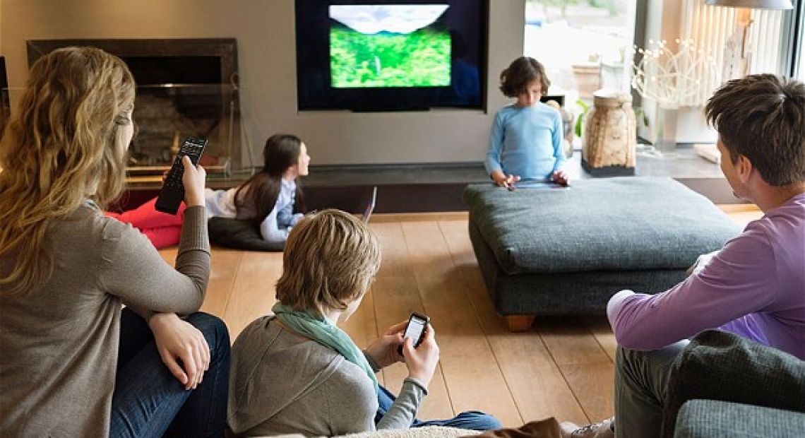 Family_with_TV_and_2904536b.jpg