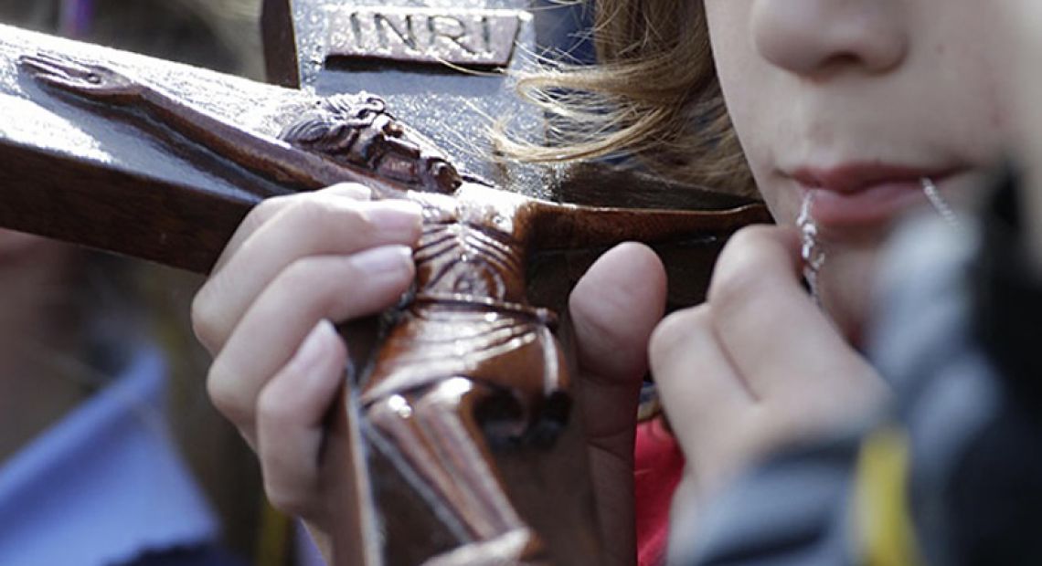A-child-holds-crucifix-d-003.jpg