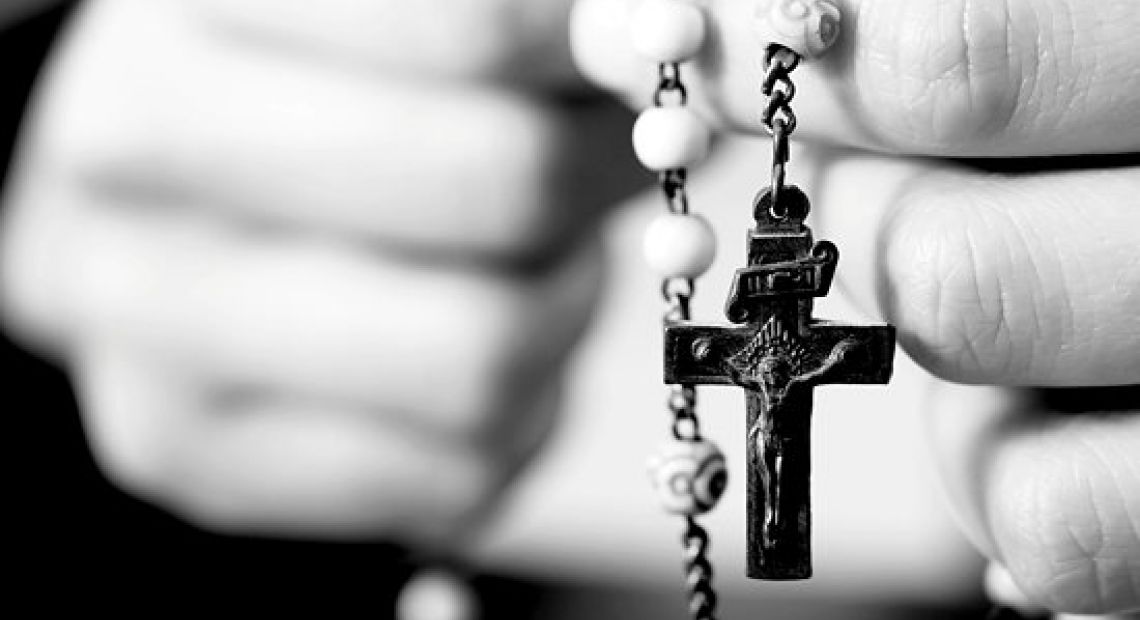 Woman-praying-with-rosary.jpg