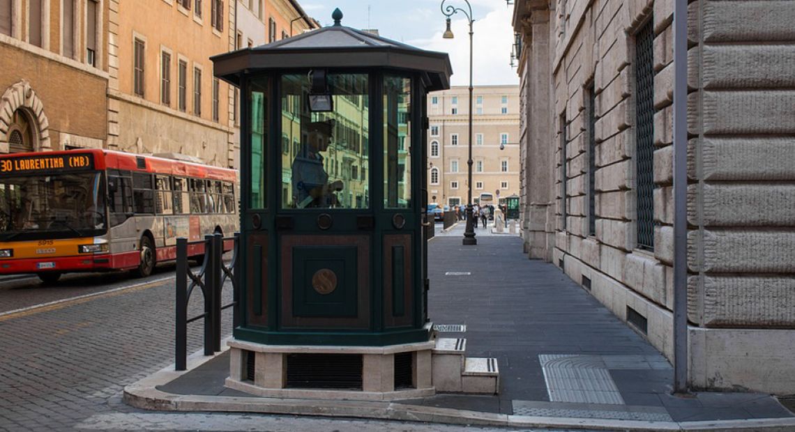 Police-Policeman-Italy-Booth-Rome-1353328.jpg