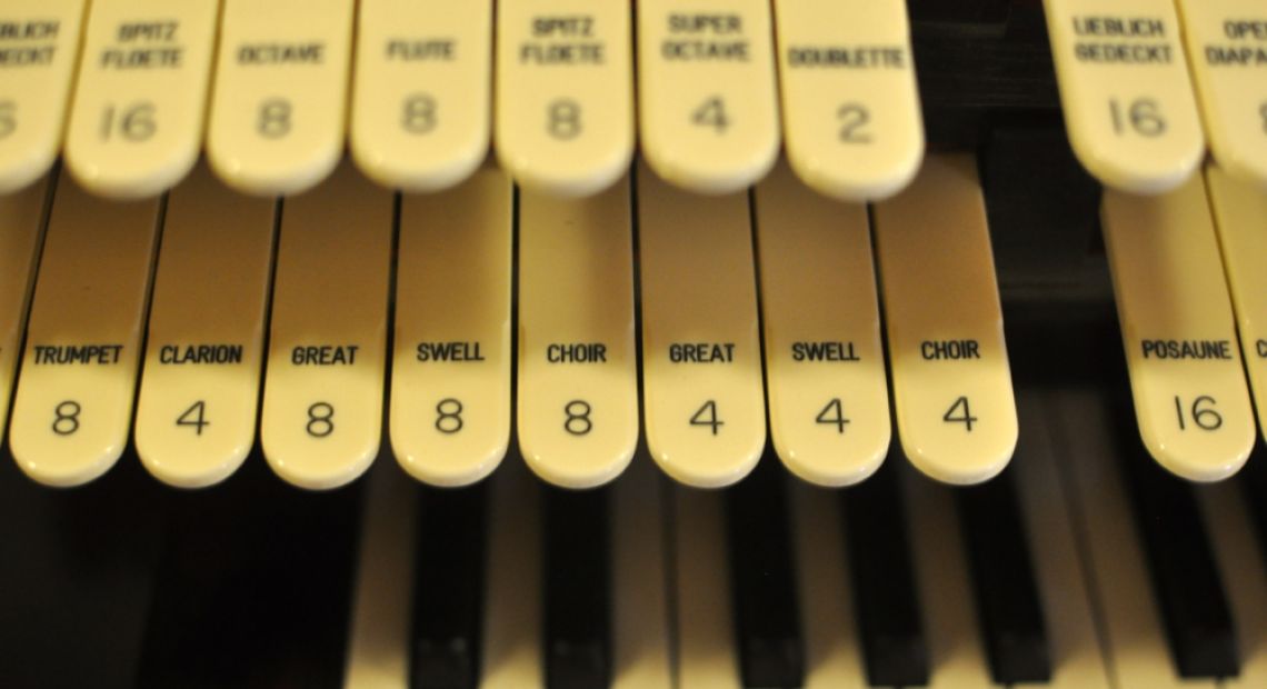 dpc_olr_pipeorgan_install_organ_keys.jpg