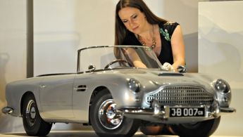 Aston-Martin-royal-011