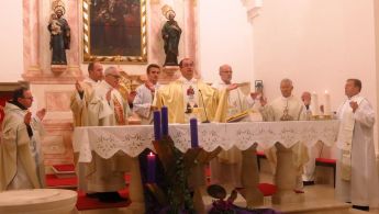 thumbnail_001 Misa - za oltarom