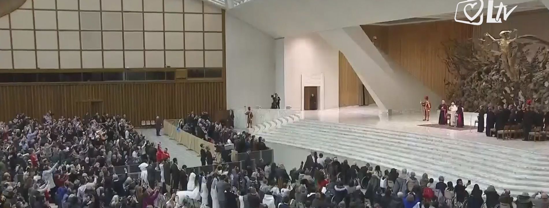 papa-u-dvorani-pavla-sestog-2