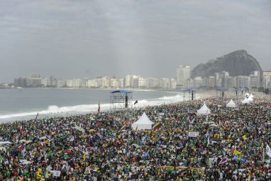 Crowds_in_Copacabana_-_Holy_Mass_for_the_WYD_2013_in_Rio_de_Janeiro.jpg
