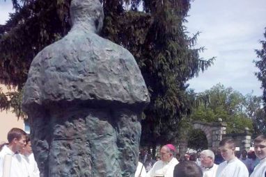 Stepinac_-_blagosloc_spomenika.JPG