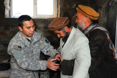 US_medic_teaches_the_Heimlich_manuever_to_laughing_Afghans.jpg