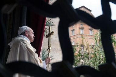 Pope_Francis_overlooking_the_crowd_in_St_Peters_Square_on_Easter_Sunday_morning_on_April_5_2015_Credit__LOsservatore_Romano_CNA_4_5_15.jpg