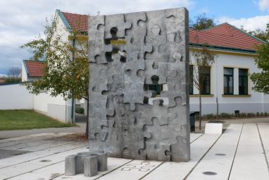 Spomenik poginuloj djeci u Slavonskom Brodu
