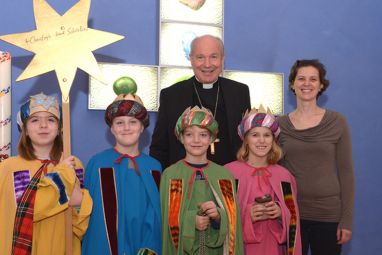 Kardinal_Schoenborn_mit_den_Sternsingern-20151229_3050.JPG