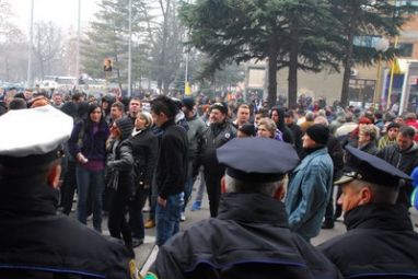 tuzla-protesti-radnici-policija.jpg