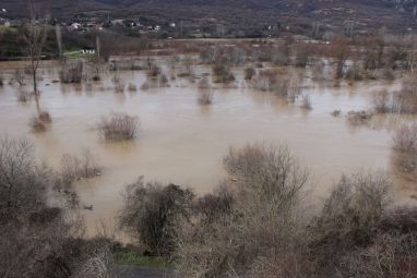dok-pomoc-ugrozenom-stanovnistvu-pristize-sestogodisnje-dijete-prva-zrtva-poplava-u-makedoniji_1423331349.jpg