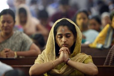 INDIA_(F)_0716_-_Cattolica_in_preghiera.jpg