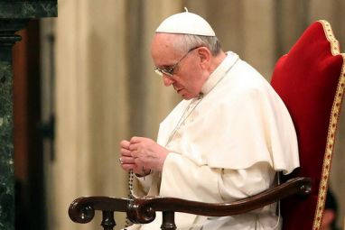 Francis-prays-rosary.jpg