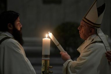 papa-pali-svijecu.jpeg