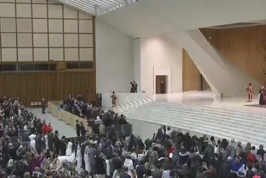 papa-u-dvorani-pavla-sestog