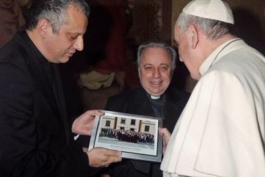 Rektor-Tanjic-predaje-papi-Franji-sliku-HKS-a.jpg