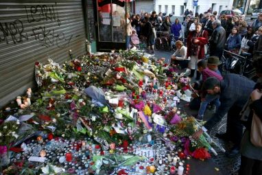 recueillement-sur-le-site-des-attaques-de-vendredi-soir-big.jpg