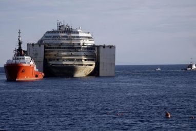 costa-concordia-dallisola-del-giglio-a-genova.jpg
