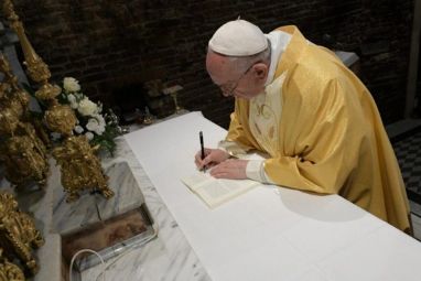 papa-potpisuje-pobudnicu.jpg