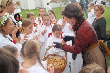 Grofica-Lujza-dijeli-kruscice.jpg