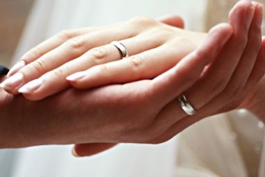 Wedding-ring-on-hand-670x350.jpeg